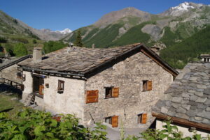 La maison en pierre et toit de lauzes